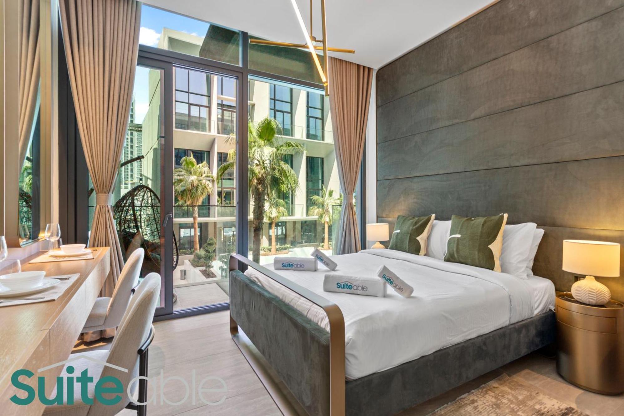 Vibrant & Exclusive Pool View In Autograph